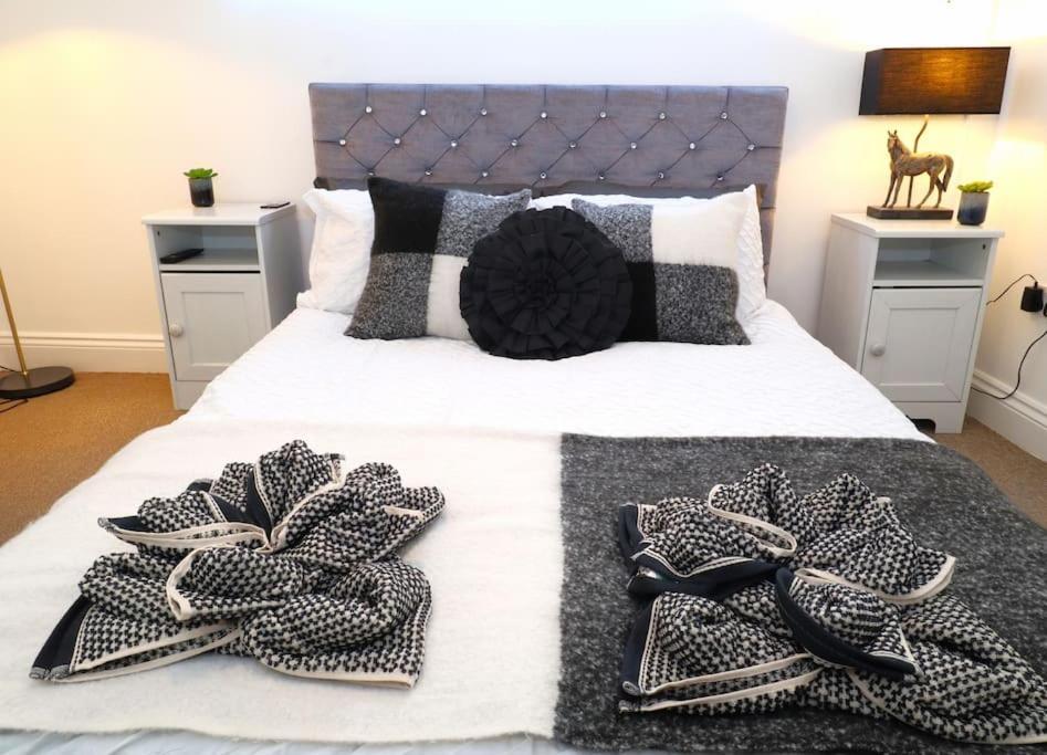 New Sunset Square Eastbourne 2 Bed Apartment, Long Stay Welcome Eksteriør bilde