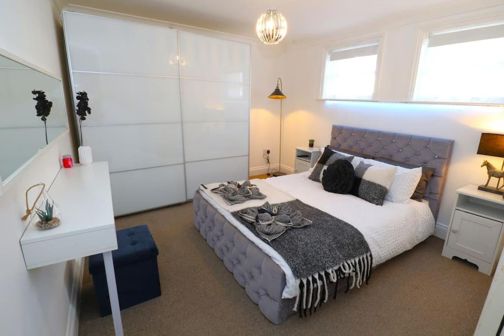 New Sunset Square Eastbourne 2 Bed Apartment, Long Stay Welcome Eksteriør bilde